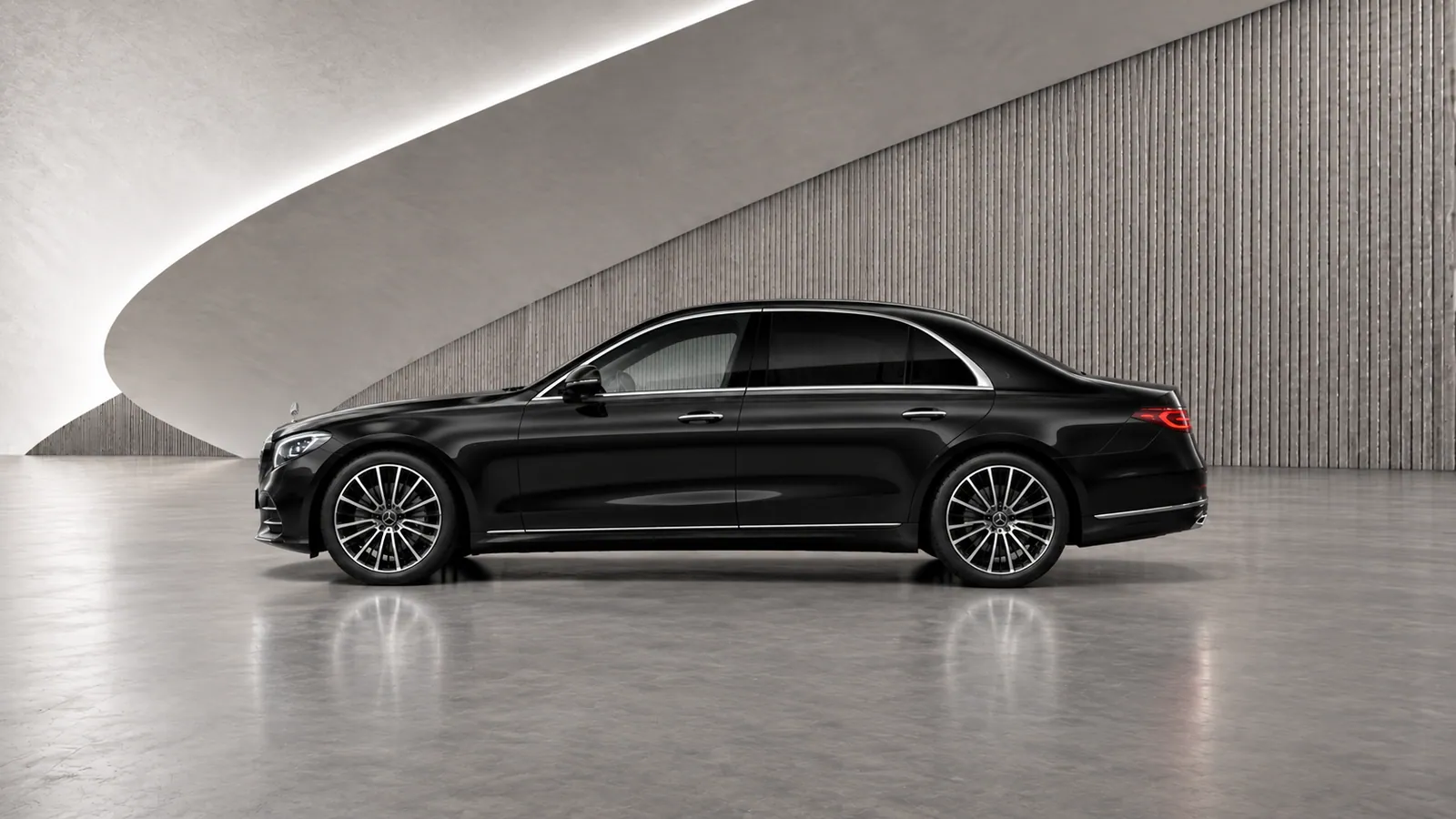 Mercedes Classe S di lusso davanti a un edificio storico europeo